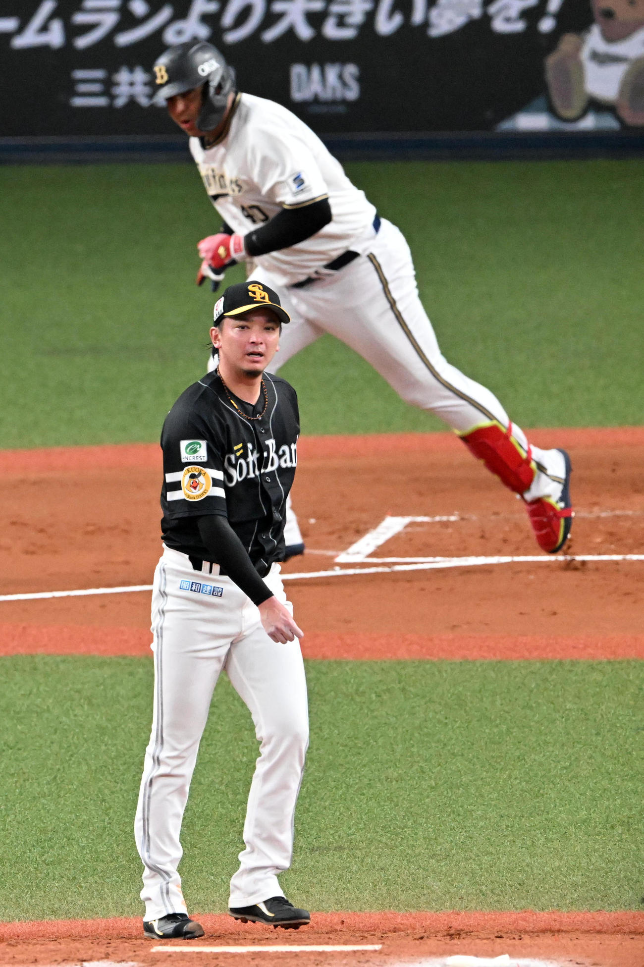 オリックス対ソフトバンク　1回裏オリックス2死一、三塁、セデーニョに中前適時打を打たれたソフトバンク先発の東浜（撮影・前岡正明）