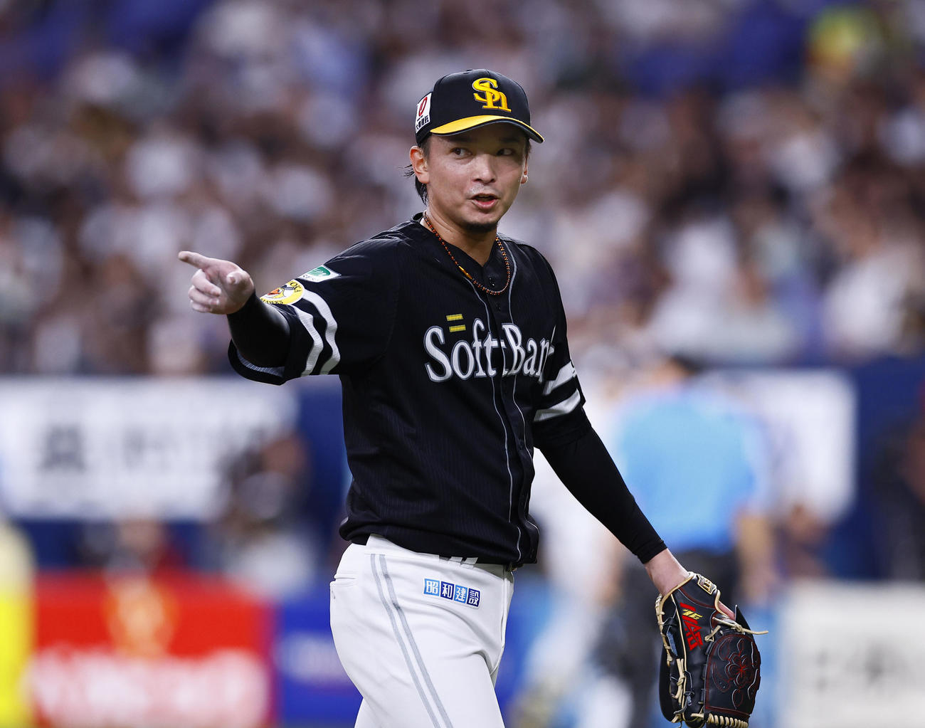 オリックス対ソフトバンク　6回裏オリックス1死一塁、杉本を併殺打に打ち取り野手を指さす東浜（撮影・藤尾明華）