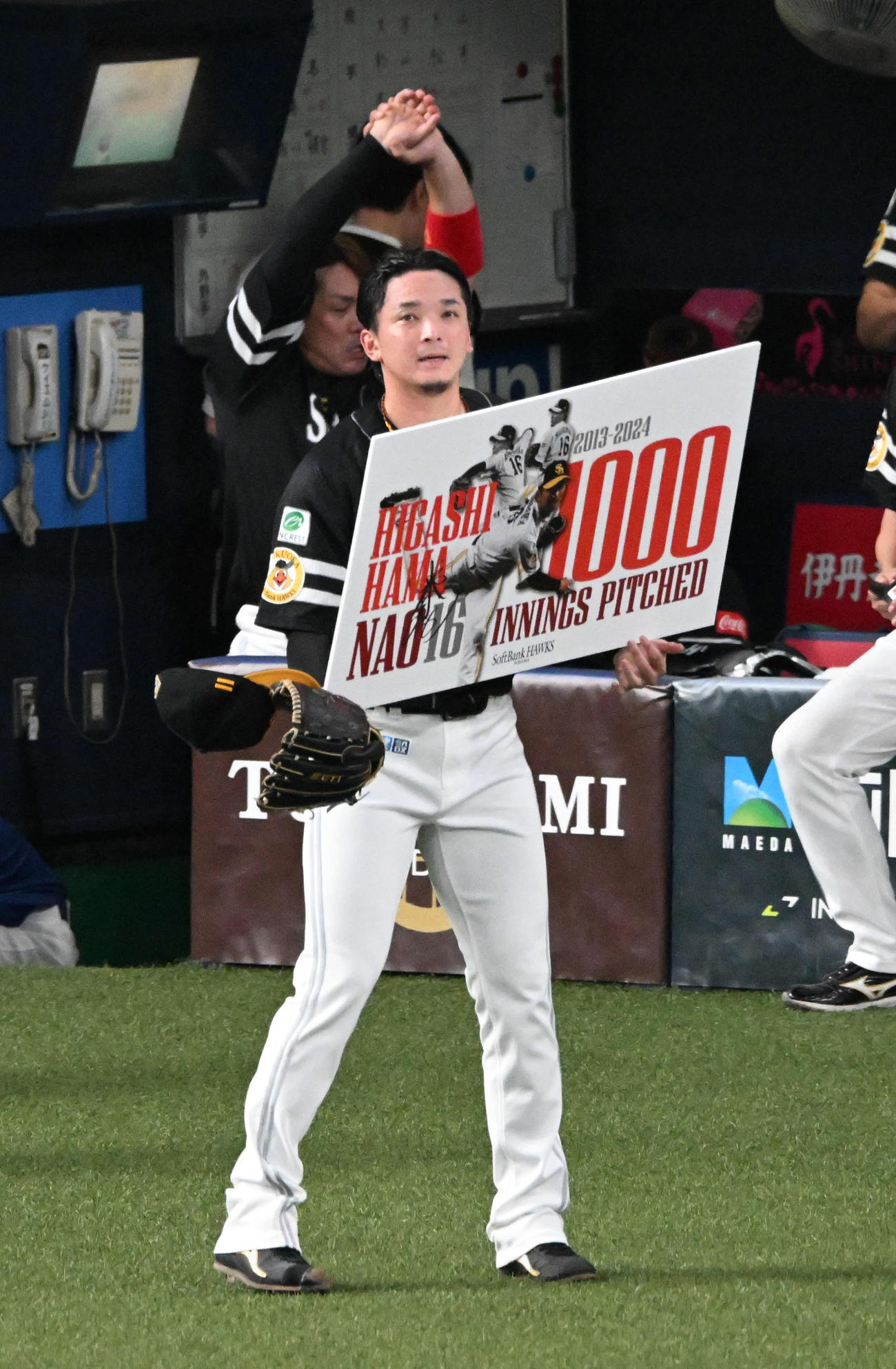 オリックス対ソフトバンク　1000投球回を達成し、記念ボードを手にファンの声援に応えるソフトバンク東浜（撮影・前岡正明）