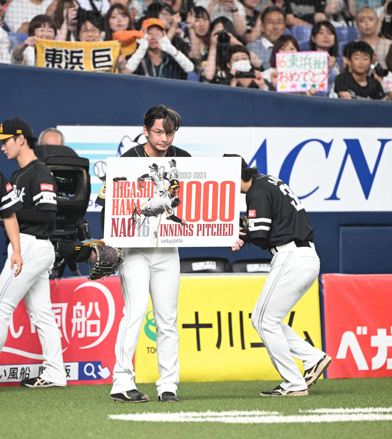 オリックス対ソフトバンク　1000投球回を達成しボードを掲げるソフトバンク東浜（撮影・和賀正仁）