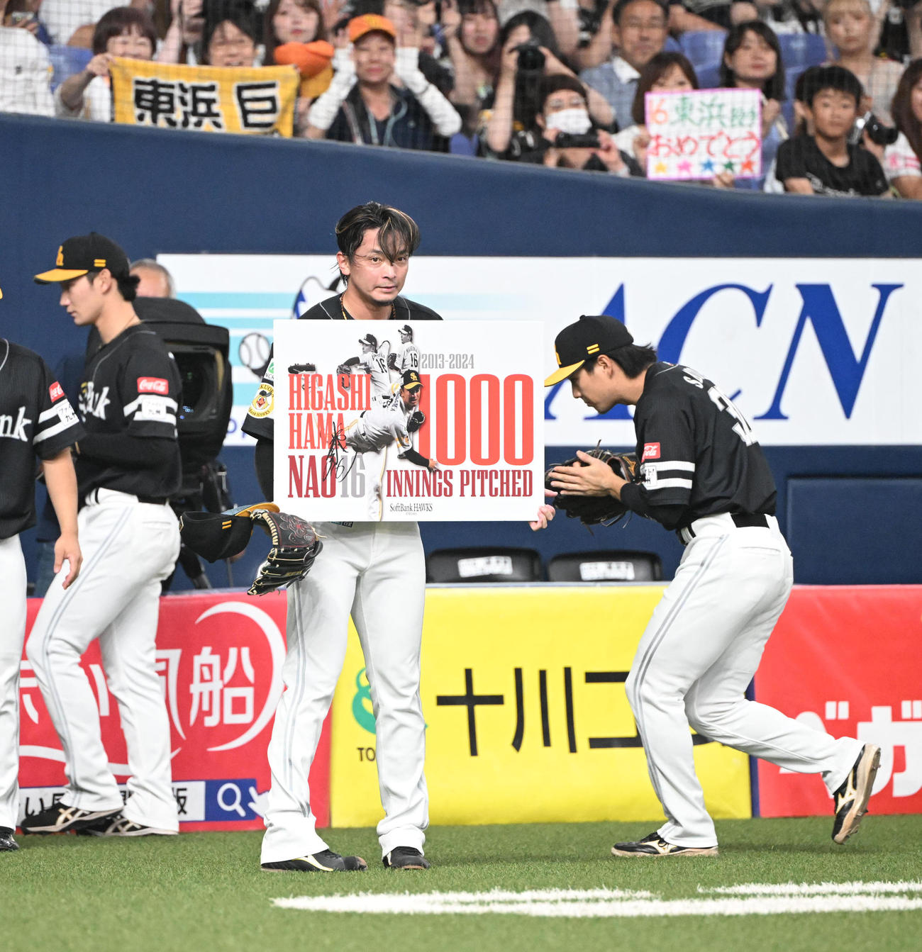 オリックス対ソフトバンク　1000投球回を達成しボードを掲げるソフトバンク東浜（撮影・和賀正仁）
