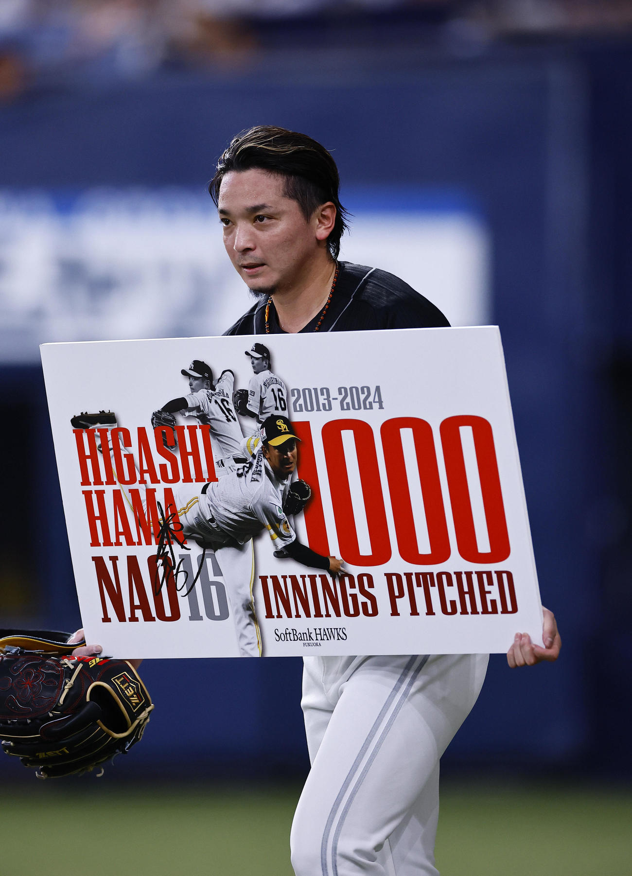 オリックス対ソフトバンク　1000投球回を達成し、記念ボードを手にあいさつするソフトバンク東浜（撮影・藤尾明華）