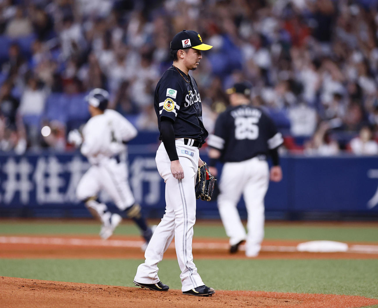 オリックス対ソフトバンク　1回裏オリックス無死一塁、森に先制の2点本塁打を浴びた東浜（撮影・藤尾明華）