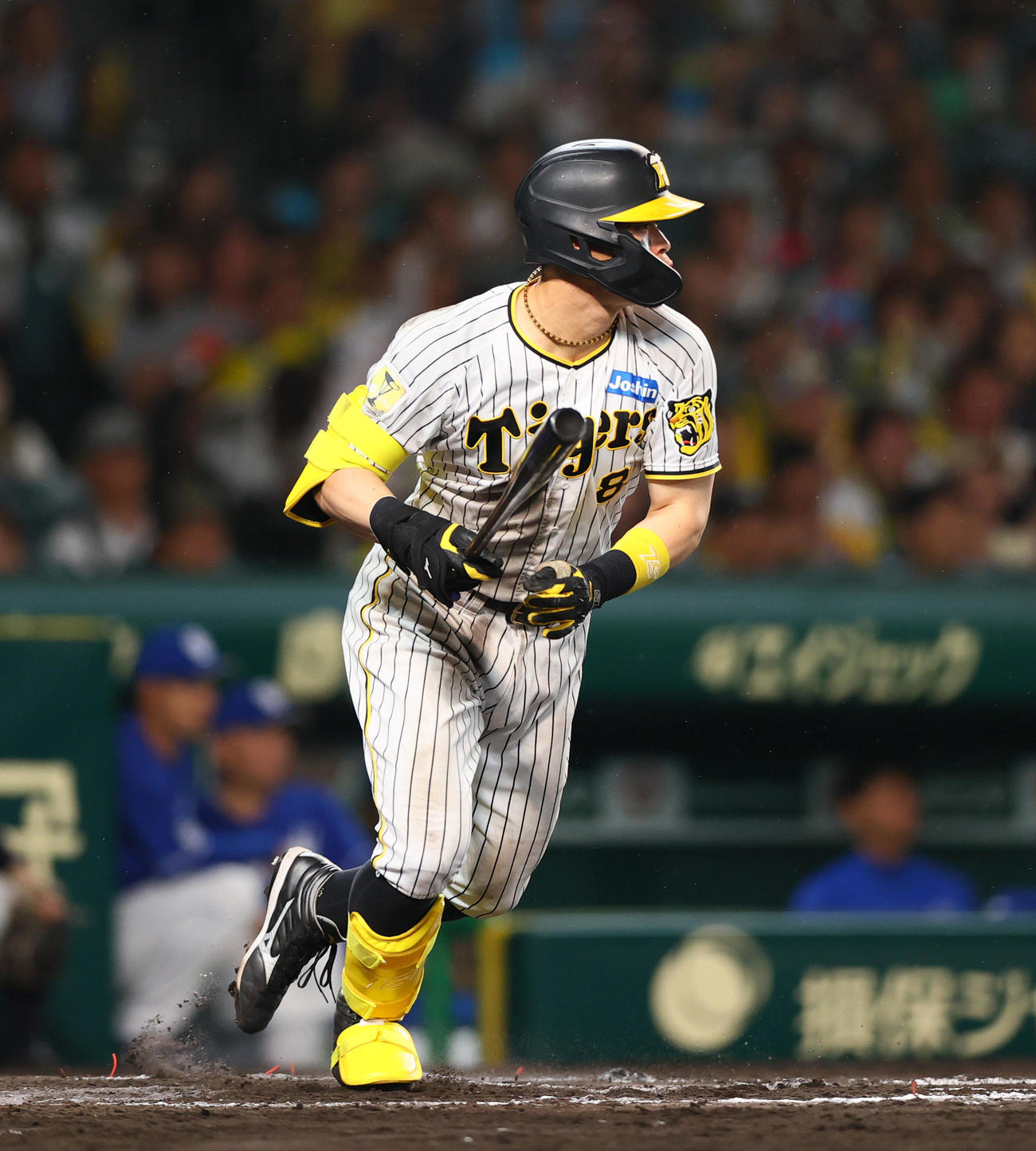 阪神対中日　7回裏阪神無死二、三塁、佐藤輝は左前2点適時打を放つ（撮影・上山淳一）