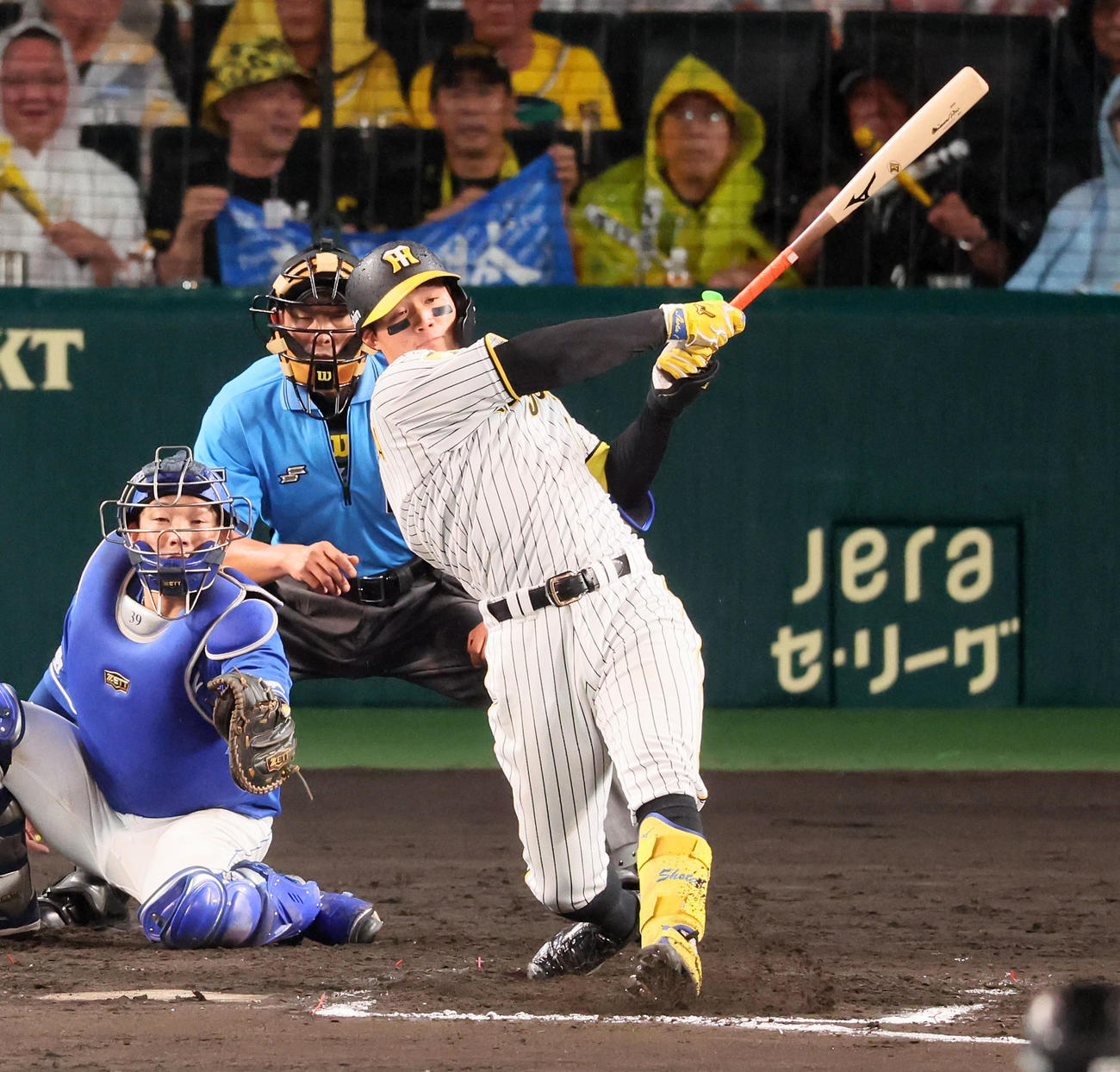阪神対中日　8回裏阪神無死一、二塁、森下は左適時二塁打を放つ（撮影・加藤哉）