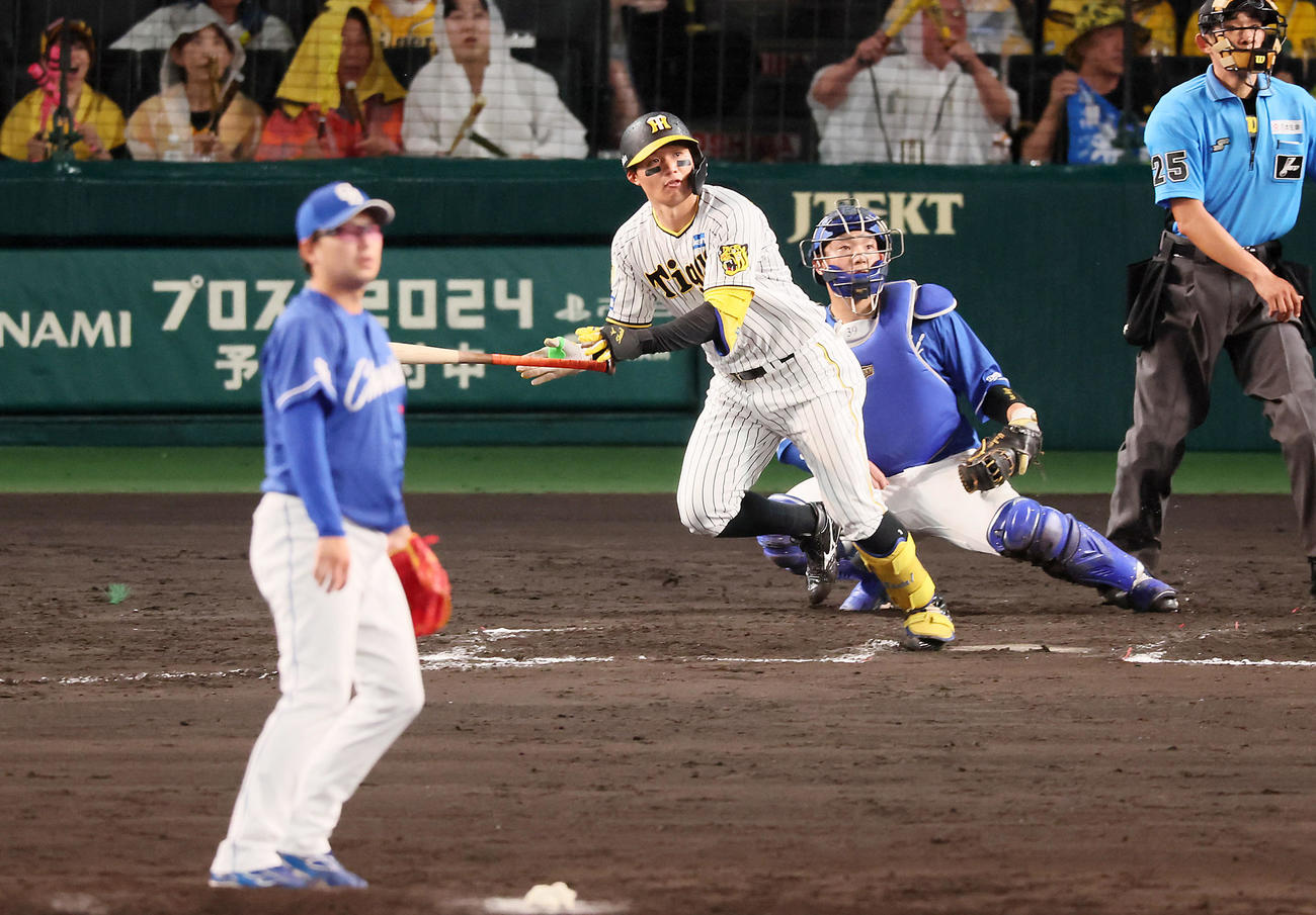 阪神対中日　8回裏阪神無死一、二塁、森下は左適時二塁打を放つ。投手は田島（撮影・加藤哉）