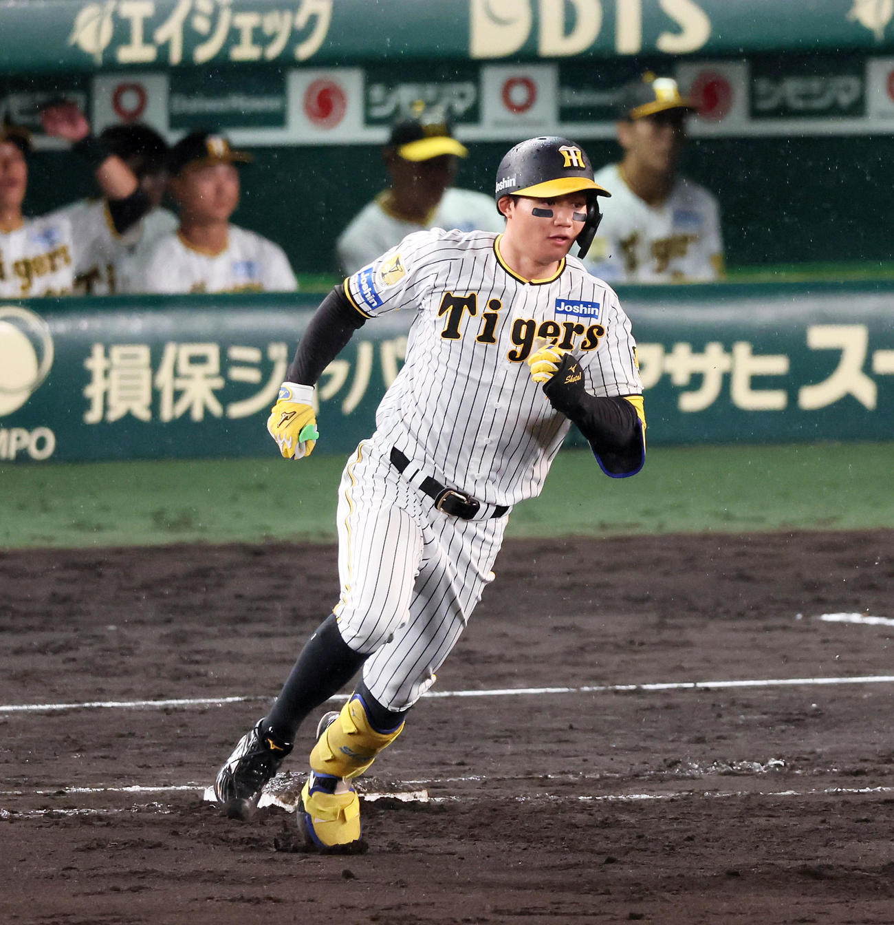 阪神対中日　8回裏阪神無死一、二塁、森下は左適時二塁打を放つ（撮影・加藤哉）