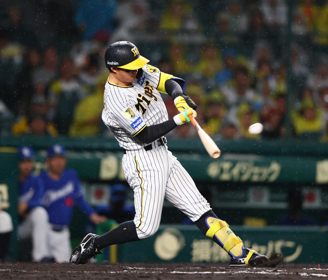 阪神対中日　8回裏阪神無死一、二塁、森下は左適時二塁打を放つ（撮影・上山淳一）