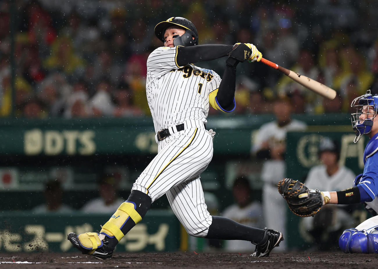 阪神対中日　8回裏阪神無死一、二塁、左越え適時二塁打を放つ森下（撮影・前田充）