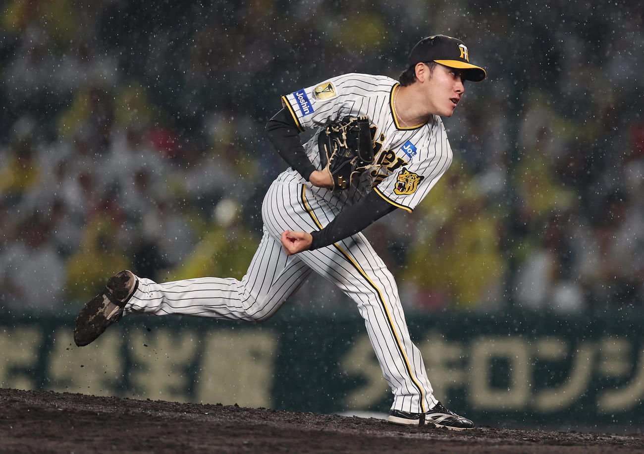 阪神対中日　力投する阪神2番手の富田（撮影・前田充）