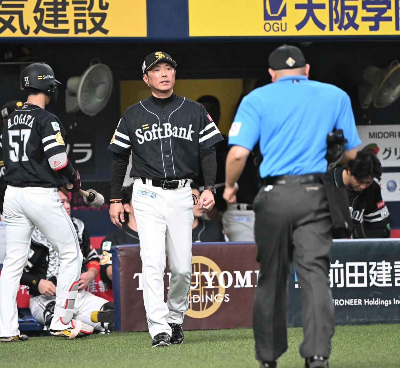 オリックス対ソフトバンク　7回表を終え選手の交代を告げるソフトバンク小久保監督（撮影・和賀正仁）