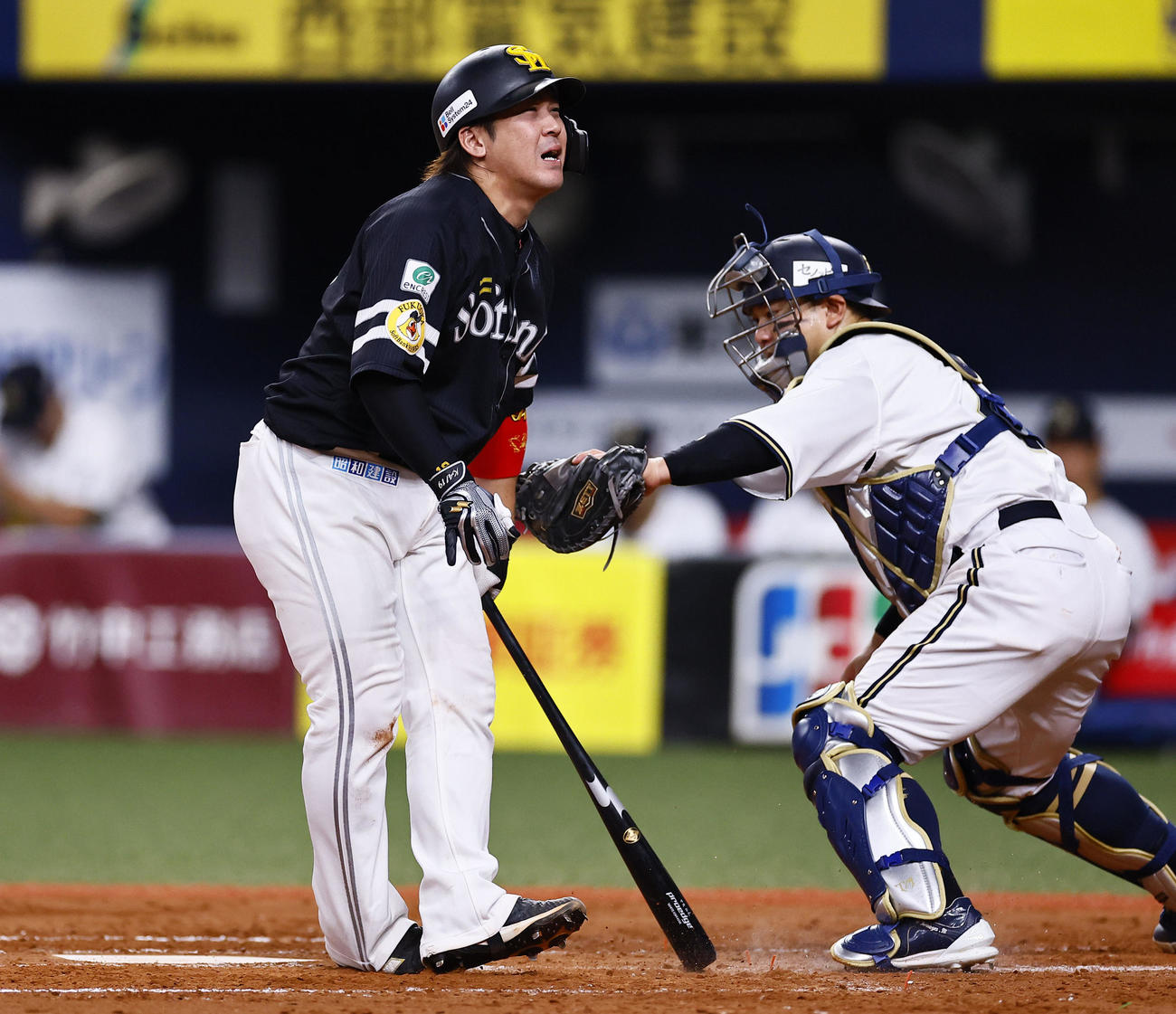 オリックス対ソフトバンク　4回表ソフトバンク2死一、二塁、空振り三振に倒れる甲斐（撮影・藤尾明華）