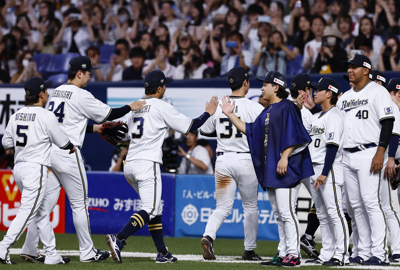 オリックス対ソフトバンク　ソフトバンクに勝利し、ナインを出迎えるオリックス宮城（右から3人目）（撮影・藤尾明華）