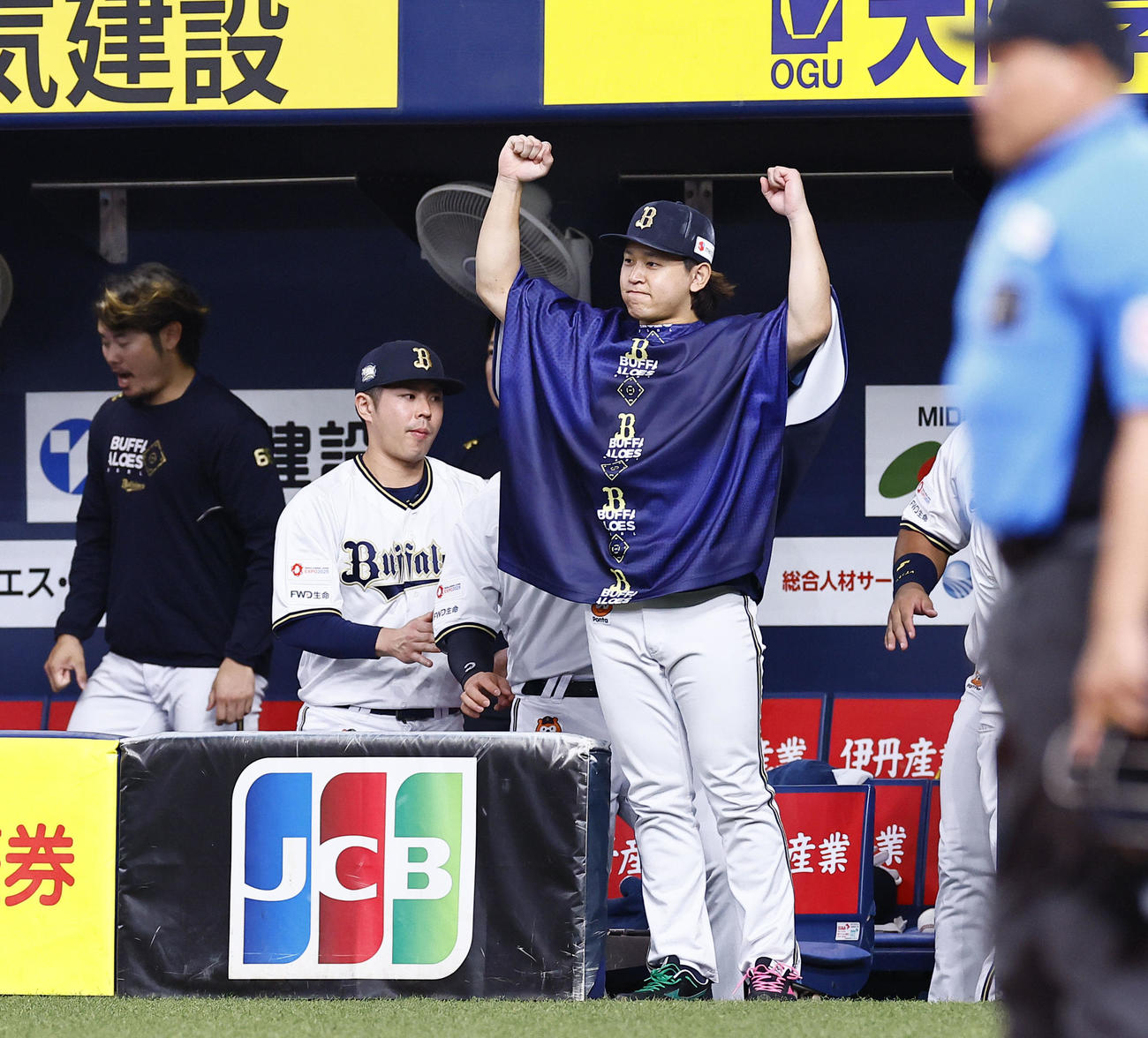 オリックス対ソフトバンク　9回表ソフトバンク2死一塁、柳町が遊ゴロに倒れ、勝利にベンチでガッツポーズをする宮城（撮影・藤尾明華）