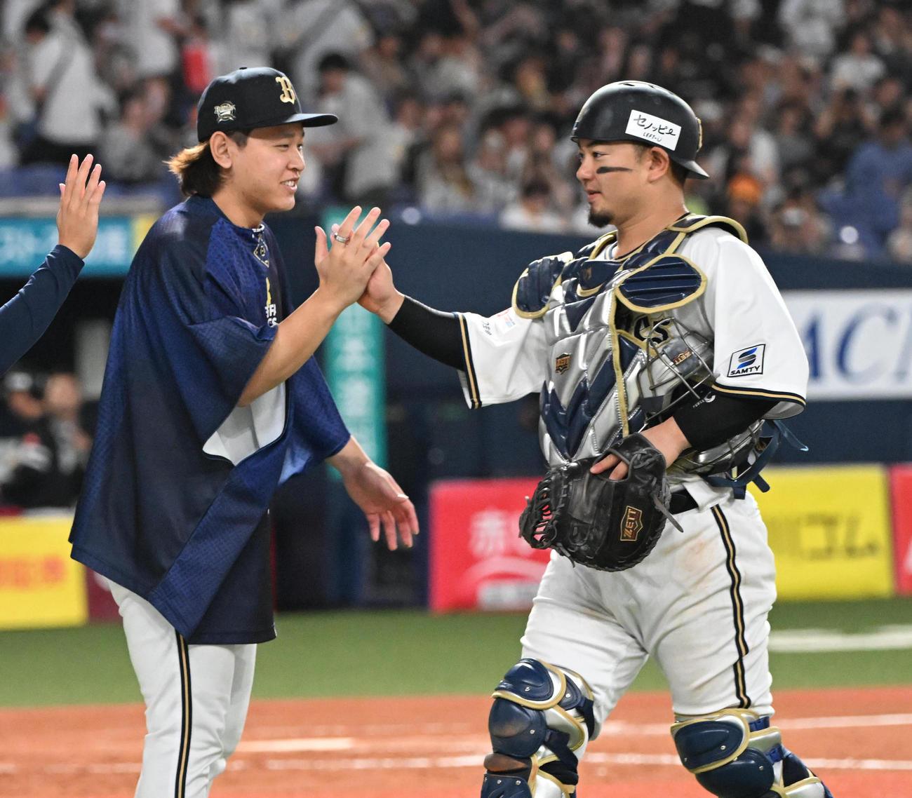 オリックス対ソフトバンク　ソフトバンクに勝利しタッチを交わす宮城（左）と森（撮影・和賀正仁）