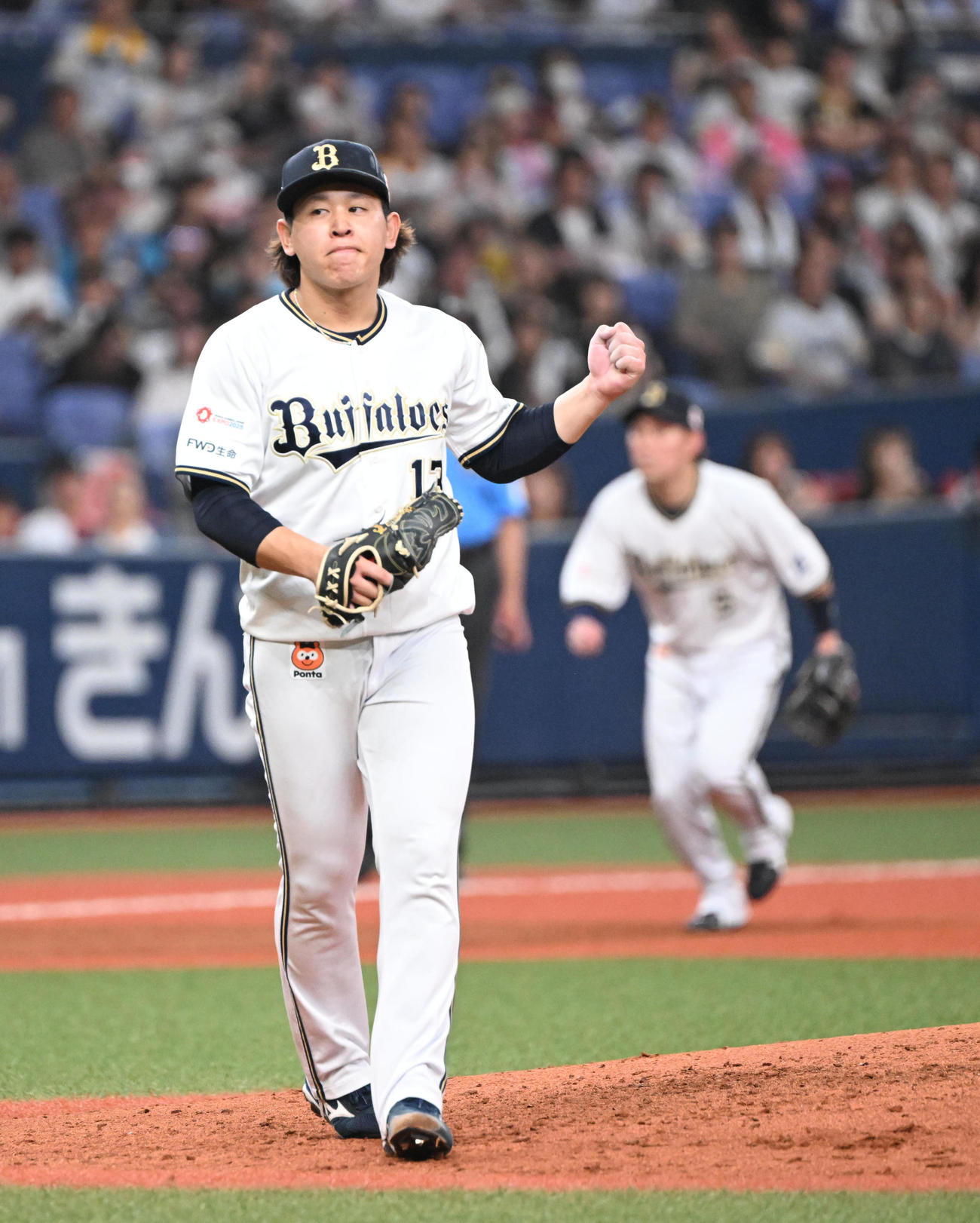 オリックス対ソフトバンク　5回表ソフトバンク2死、佐藤直を三振に打ち取りガッツポーズする宮城（撮影・和賀正仁）