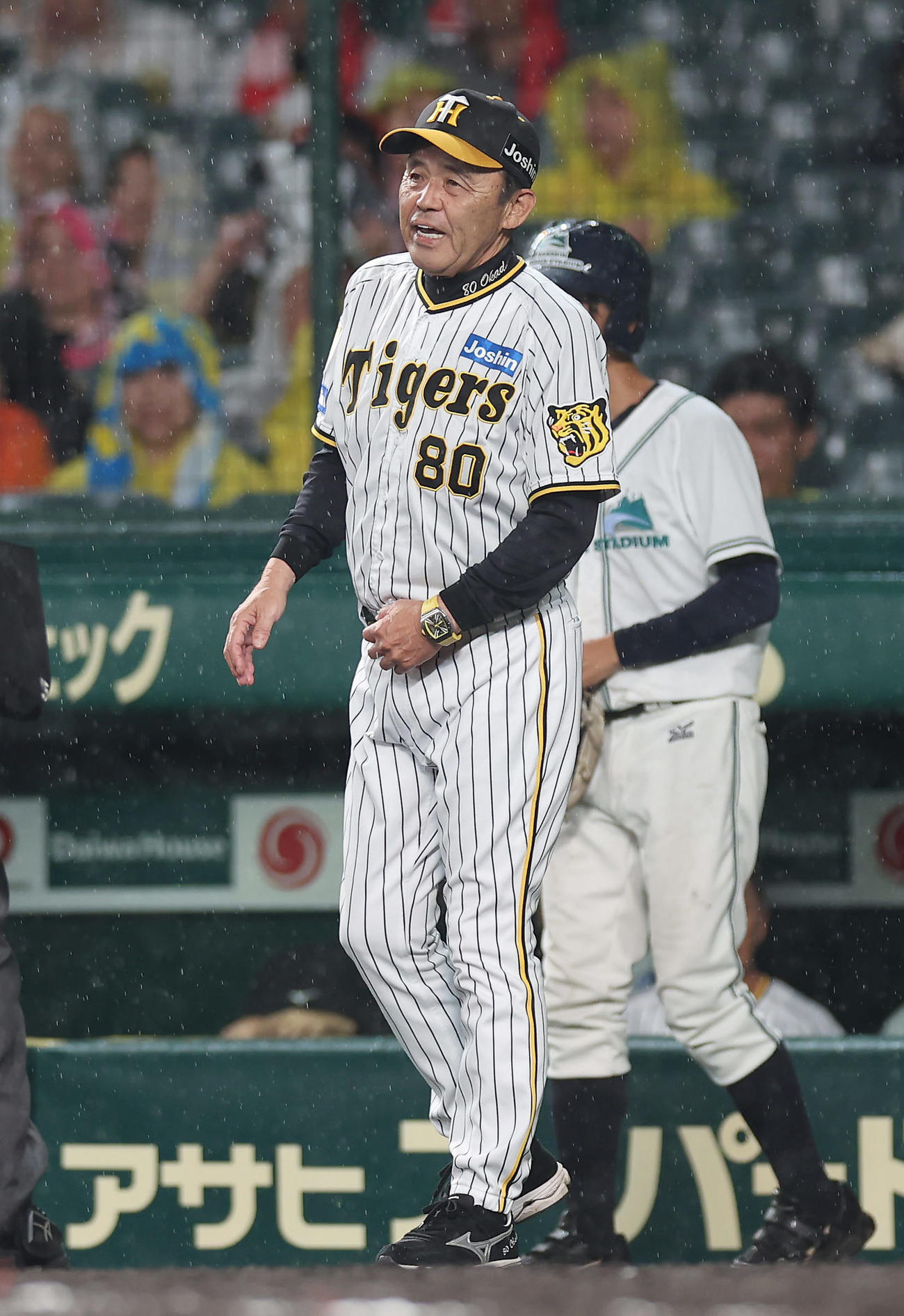 阪神対中日　9回表中日1死一、二塁、福永に適時打を浴びた村上に交代を告げる岡田監督（撮影・前田充）