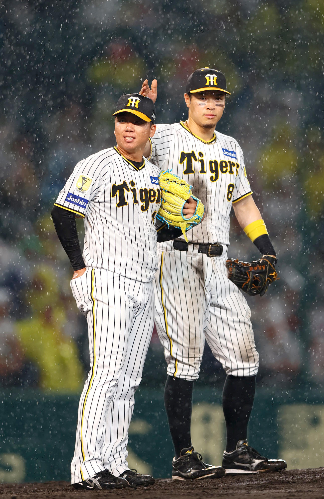 阪神対中日　9回表中日1死一、二塁、村上（手前）は福永に左前適時打を浴び降板となる。右は佐藤輝（撮影・上山淳一）