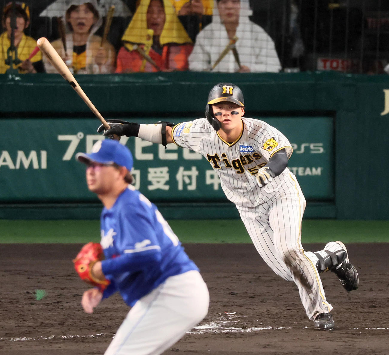 阪神対中日　8回裏阪神無死満塁、前川は適時2点二塁打を放つ。投手は田島（撮影・加藤哉）
