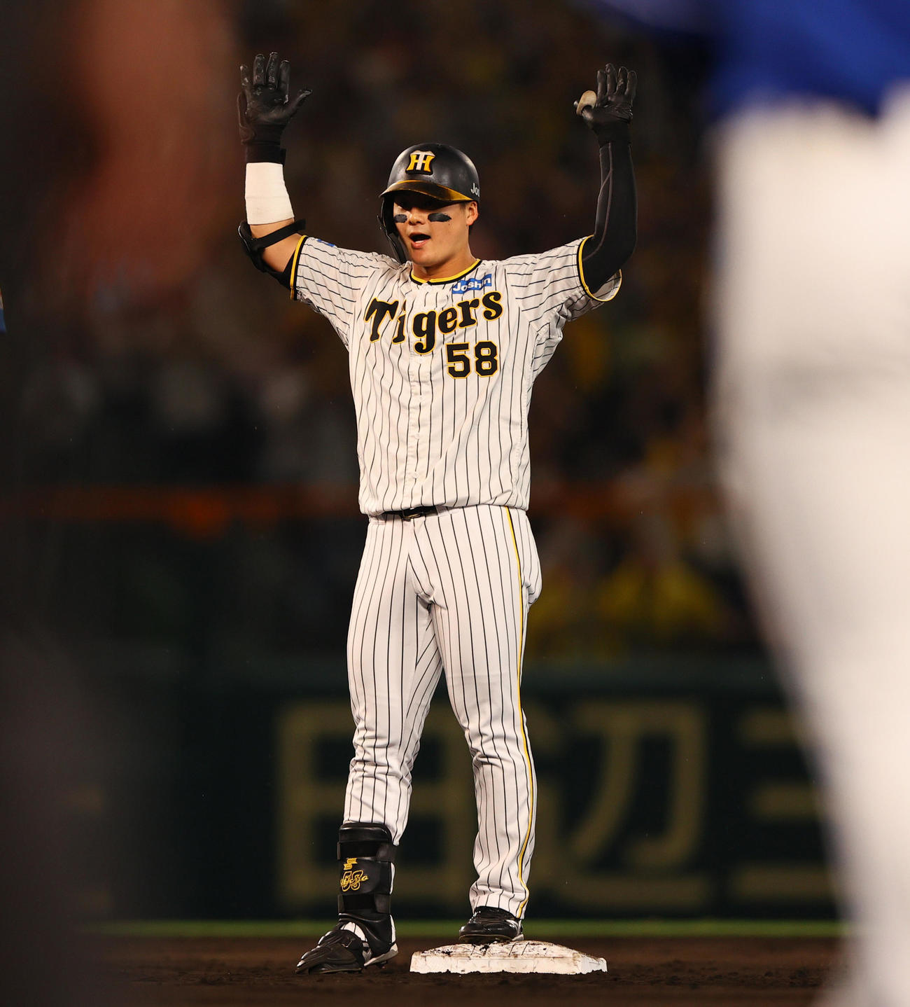 阪神対中日　7回裏阪神無死一、二塁、前川は右翼線適時二塁打を放ち二塁で喜ぶ（撮影・上山淳一）