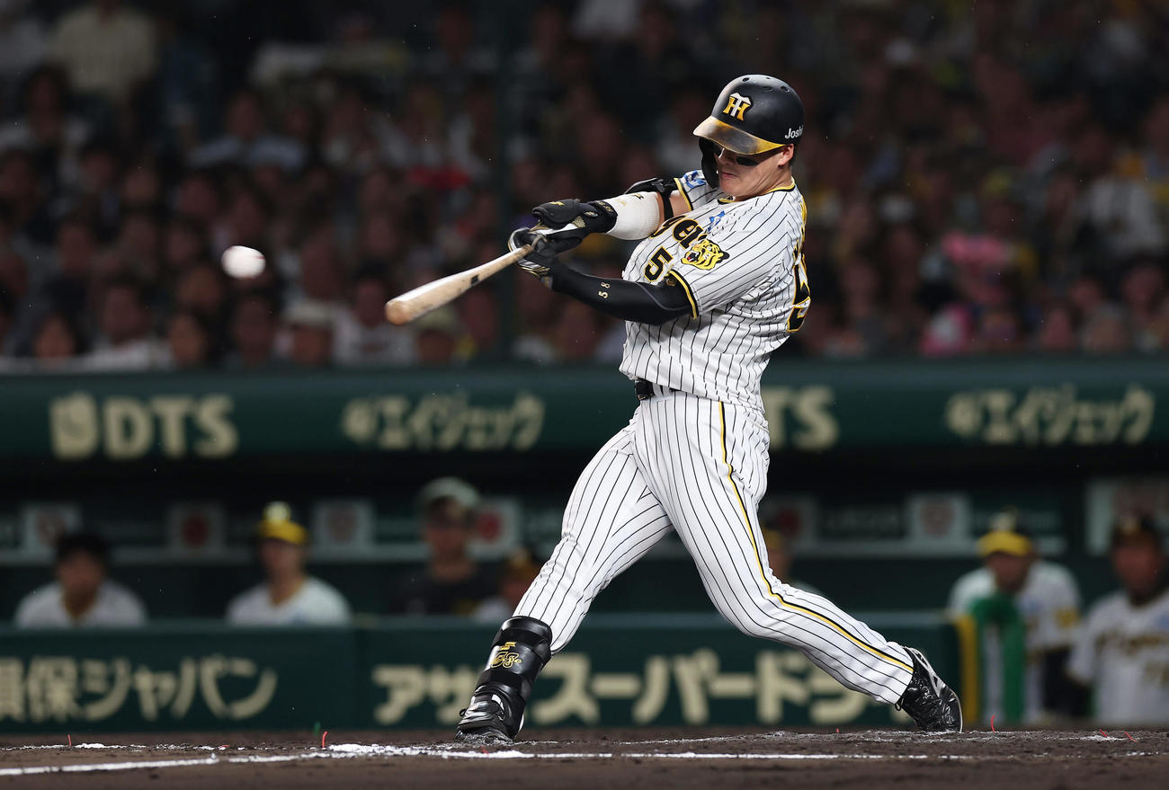 阪神対中日　7回裏阪神無死一、二塁、右翼線へ適時二塁打を放つ前川（撮影・前田充）