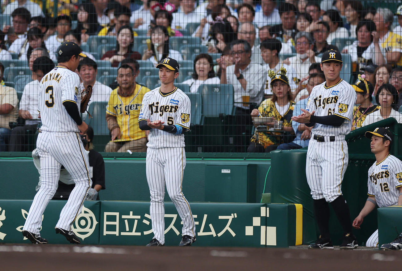 阪神対中日　2回表の守備を終えたナインを出迎える阪神近本（左から2人目）（撮影・前田充）