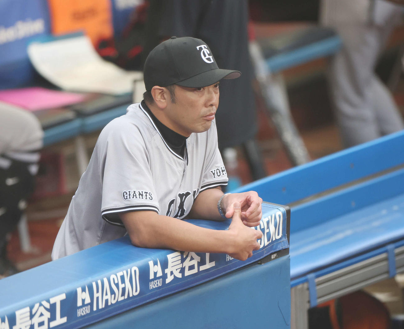 DeNA対巨人　戦況を見つめる巨人阿部監督（撮影・宮地輝）