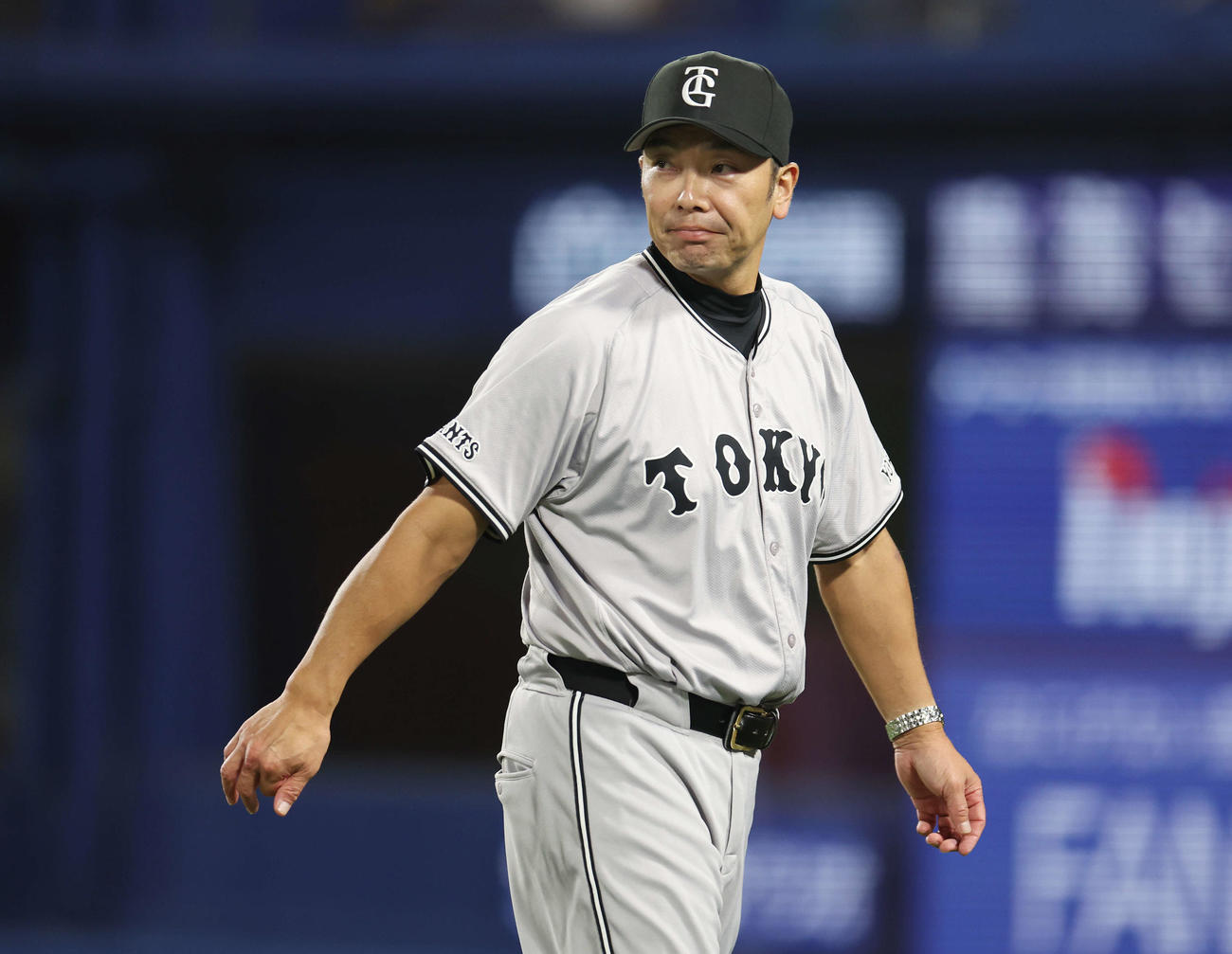 DeNA対巨人　7回裏、選手交代を伝えベンチに下がる巨人阿部監督（撮影・宮地輝）