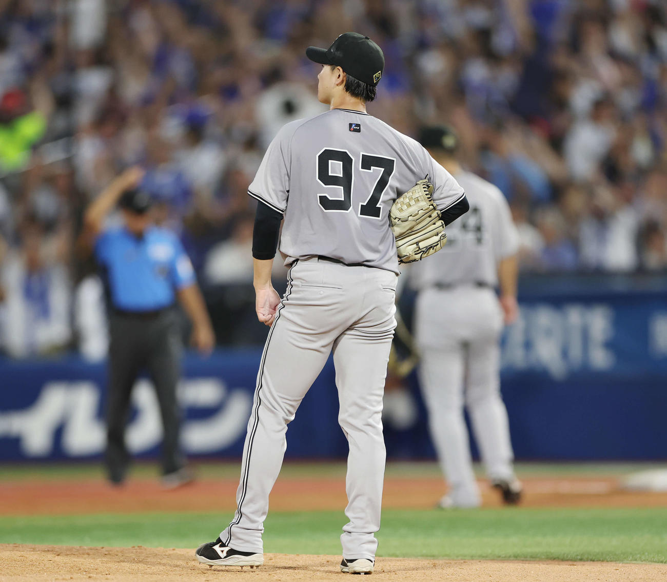 DeNA対巨人　4回裏DeNA1死一塁、佐野に右越え2点本塁打を浴びる井上（撮影・宮地輝）