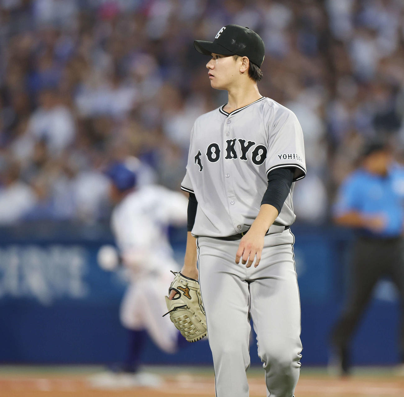 DeNA対巨人　3回裏DeNA1死、桑原（後方）に左中間へソロ本塁打を浴びる井上（撮影・宮地輝）