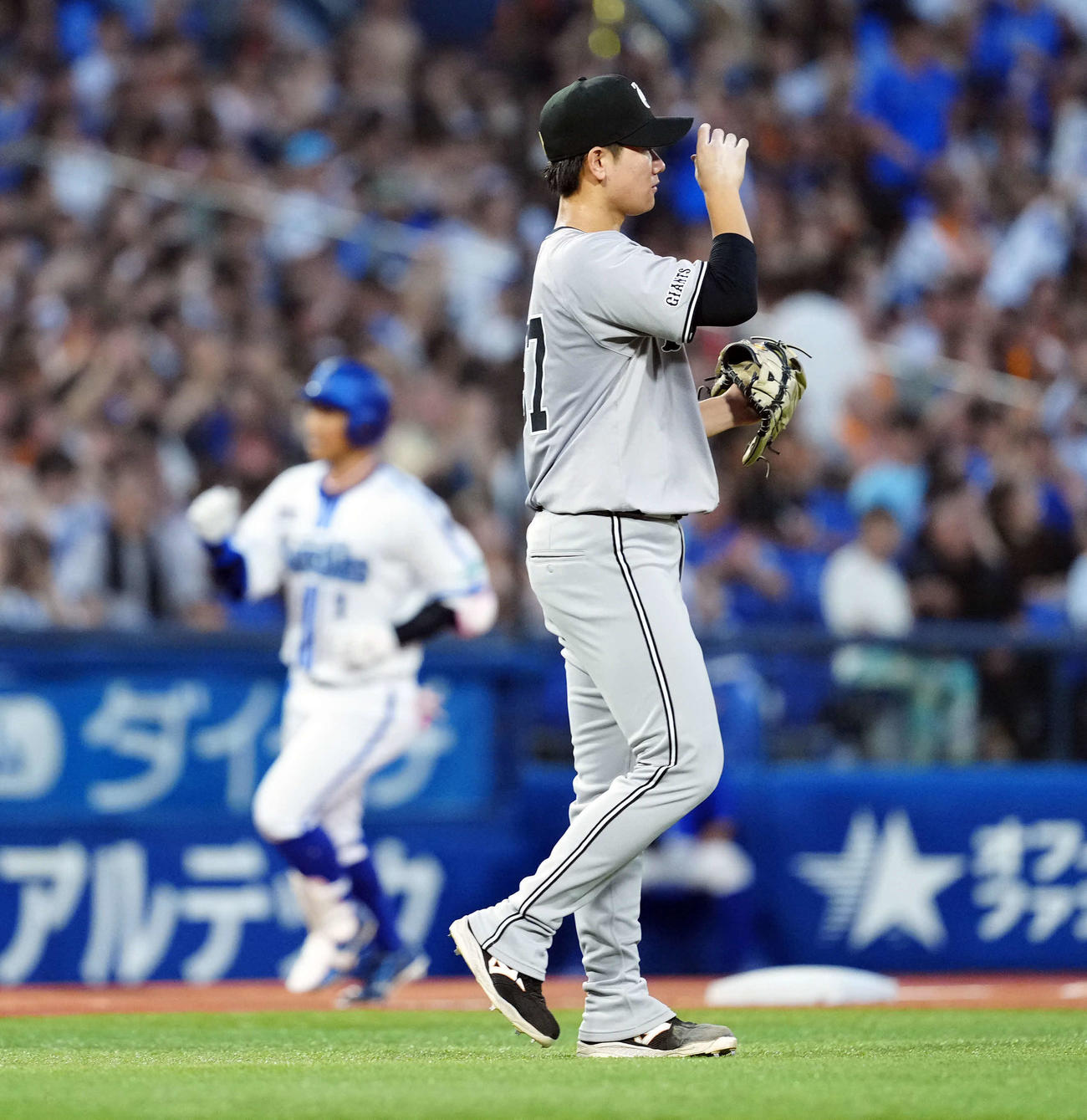 DeNA対巨人　3回裏DeNA1死、桑原にソロ本塁打を浴びる井上（撮影・たえ見朱実）
