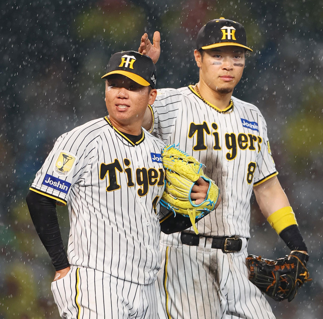 阪神対中日　9回表中日1死一、二塁、村上（手前）は福永に左前適時打を浴び降板となる。右は佐藤輝（撮影・上山淳一）