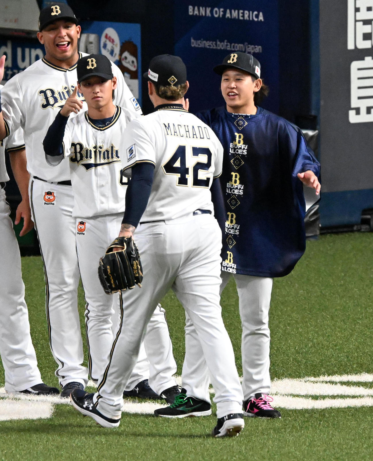 オリックス対ソフトバンク　9回を締めくくったマチャド（左）えお笑顔で迎える宮城（撮影・前岡正明）