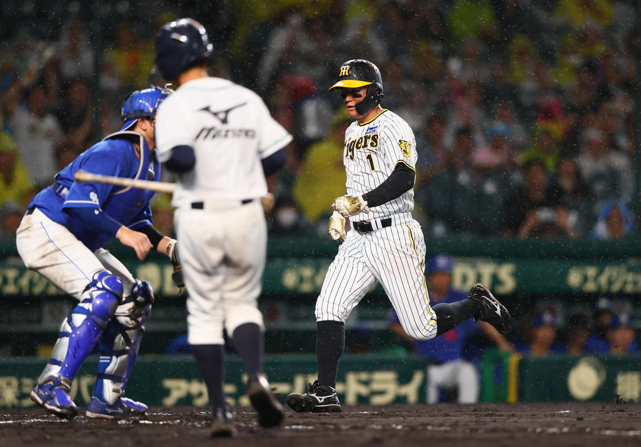 阪神対中日　8回裏阪神無死満塁、前川の中適時2点二塁打で生還する二走森下（撮影・上山淳一）