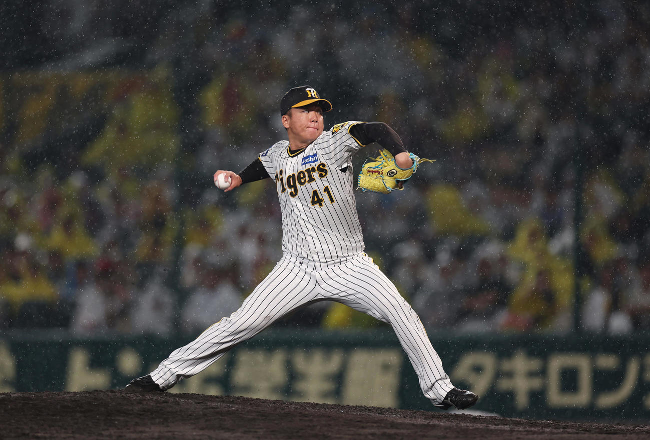 阪神対中日　9回表、力投する阪神村上（撮影・前田充）