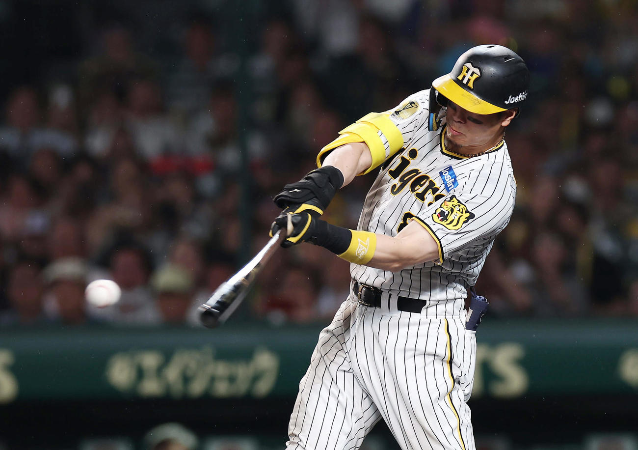 阪神対中日　7回裏阪神無死二、三塁、左前2点適時打を放つ佐藤輝（撮影・前田充）