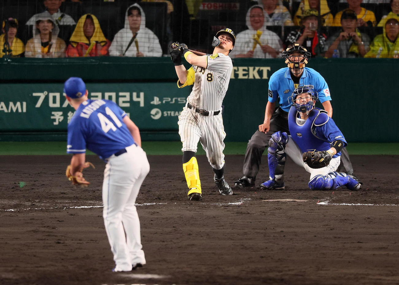 阪神対中日　8回裏阪神無死二、三塁、佐藤輝は左犠飛を打ち上げる。投手は勝野（撮影・加藤哉）