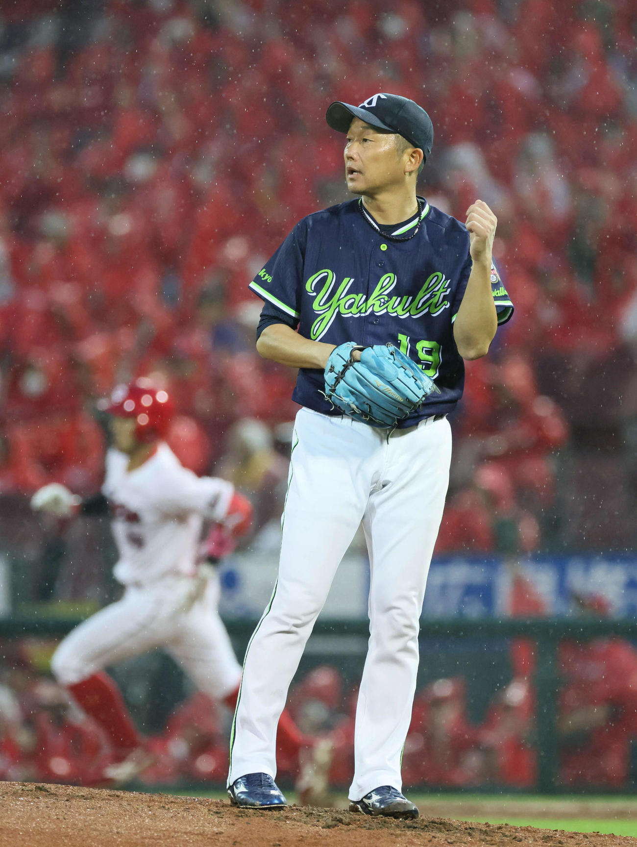 広島対ヤクルト　5回裏広島1死、菊池に勝ち越しの左越え本塁打を浴びた石川（撮影・加藤孝規）