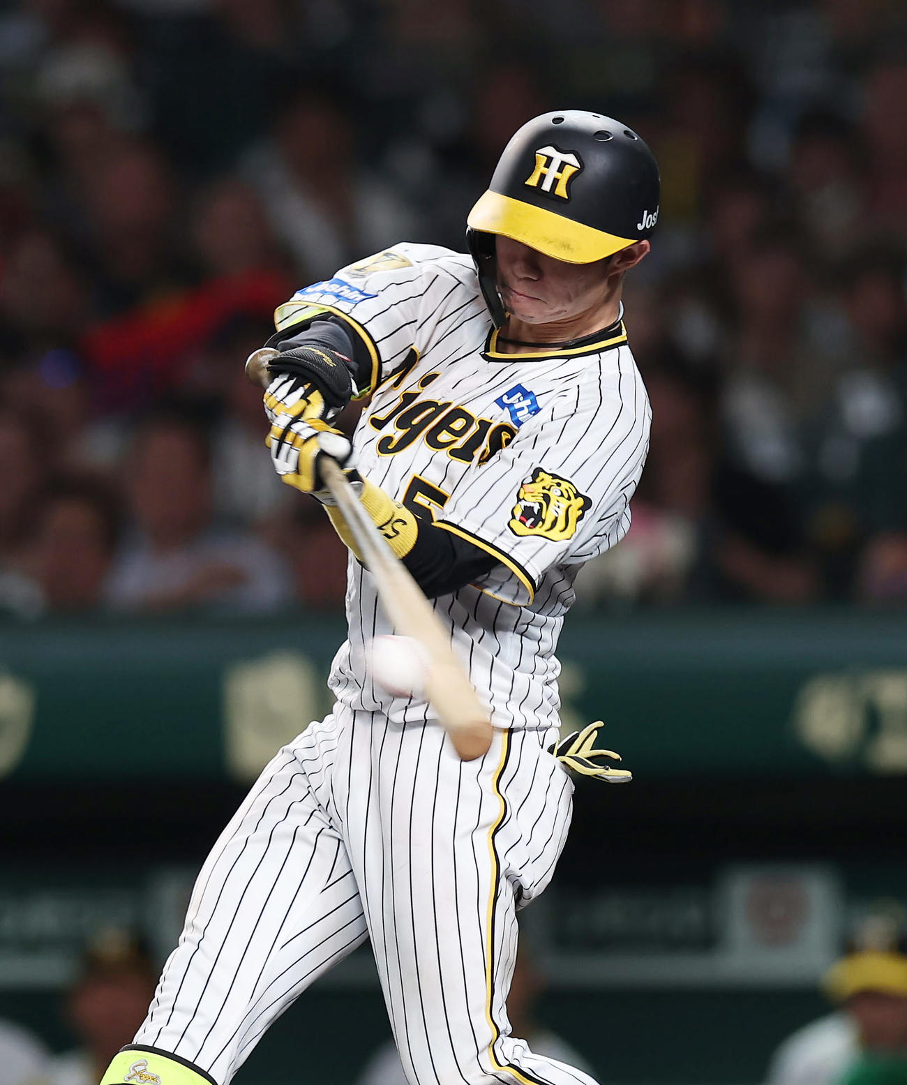 阪神対中日　7回裏阪神無死、左中間へ二塁打を放つ中野（撮影・前田充）