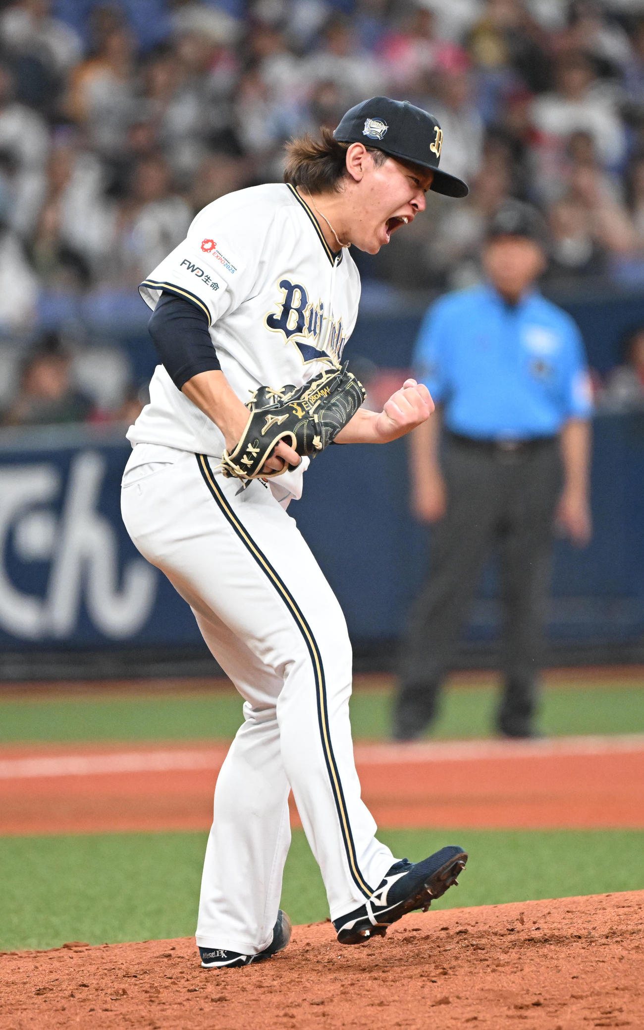 オリックス対ソフトバンク　4回表ソフトバンク2死一、二塁、甲斐を空振り三振としガッツポーズする宮城（撮影・和賀正仁）