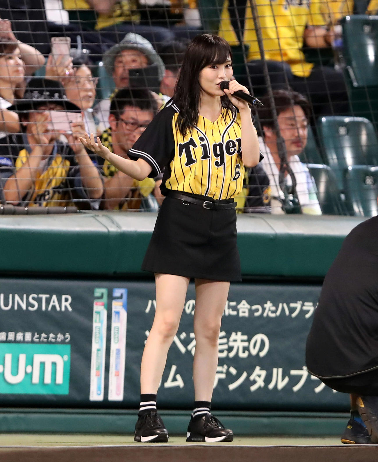 六甲おろしを歌う山本彩（2017年7月撮影）