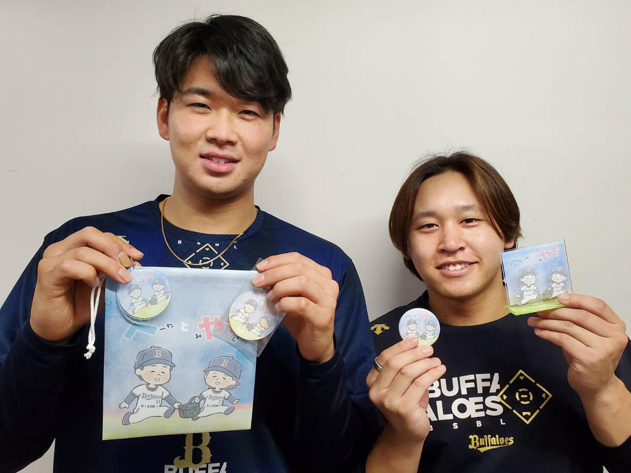 「ぺやぎ」の愛称で親しまれている、オリックス山下舜平大（左）、宮城大弥コンビのイラストグッズが誕生。写真はBuffaloesぺやぎイラストの小物雑貨（球団提供）