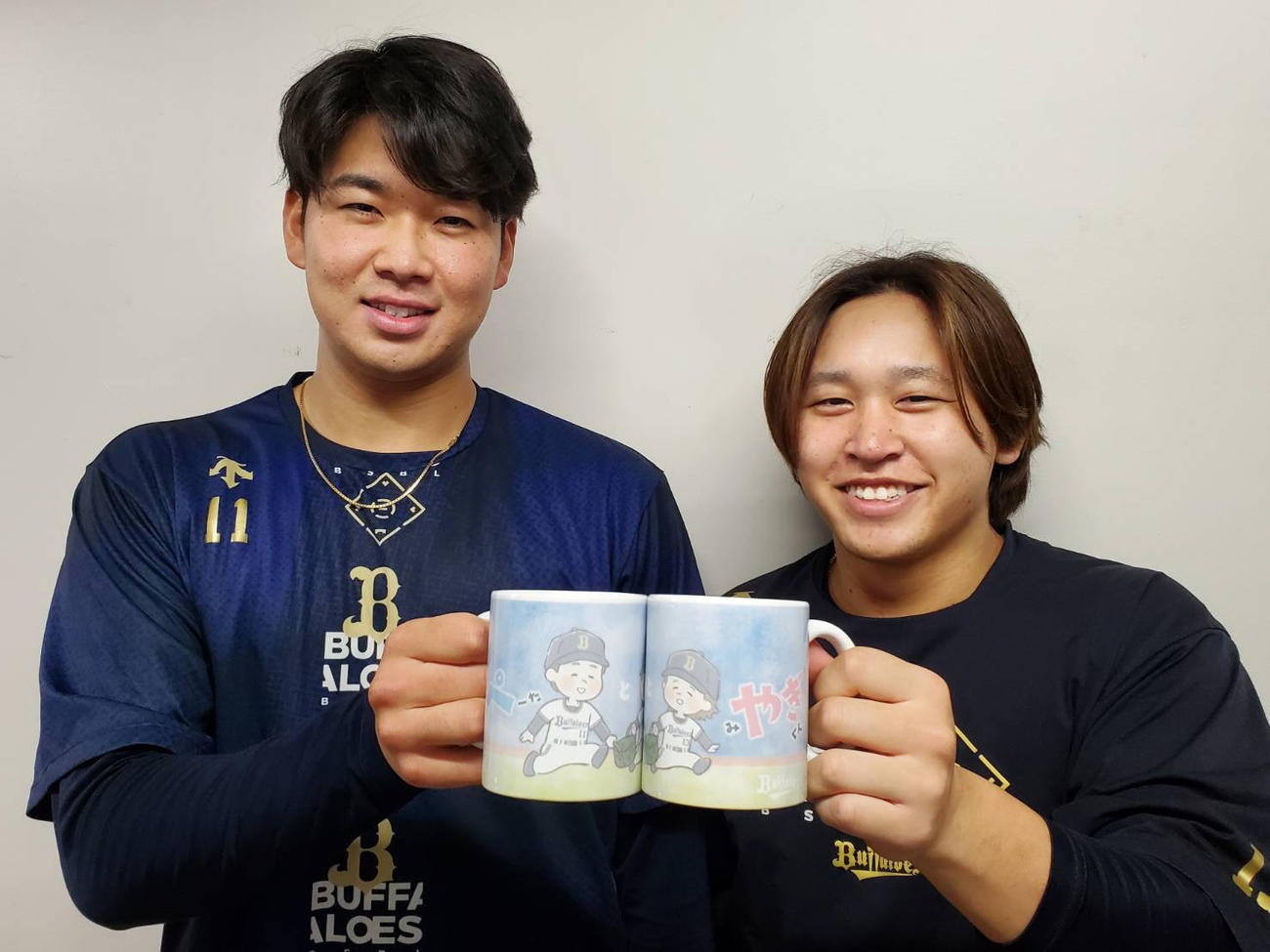「ぺやぎ」の愛称で親しまれている、オリックス山下舜平大（左）、宮城大弥コンビのイラストグッズが誕生。写真はBuffaloesぺやぎイラストマグカップ（球団提供）