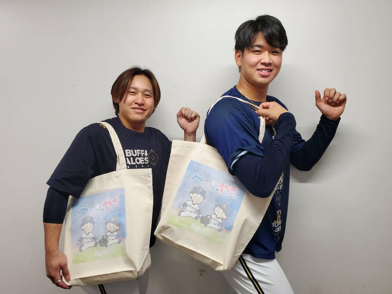 「ぺやぎ」の愛称で親しまれている、オリックス山下舜平大（右）、宮城大弥コンビのイラストグッズが誕生。写真はBuffaloesぺやぎイラストトートバッグ（球団提供）