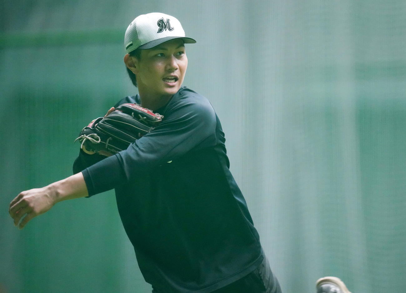 ロッテ対オリックス　ノックを受けるロッテ藤原（撮影・鈴木みどり）