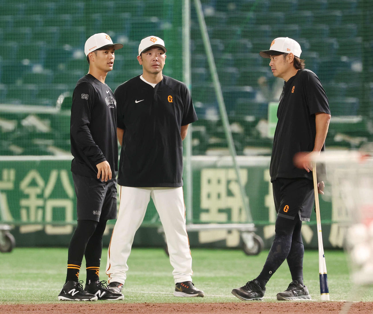 巨人対広島　試合前、言葉を交わす左から巨人若林、阿部監督、亀井外野守備走塁コーチ（撮影・宮地輝）