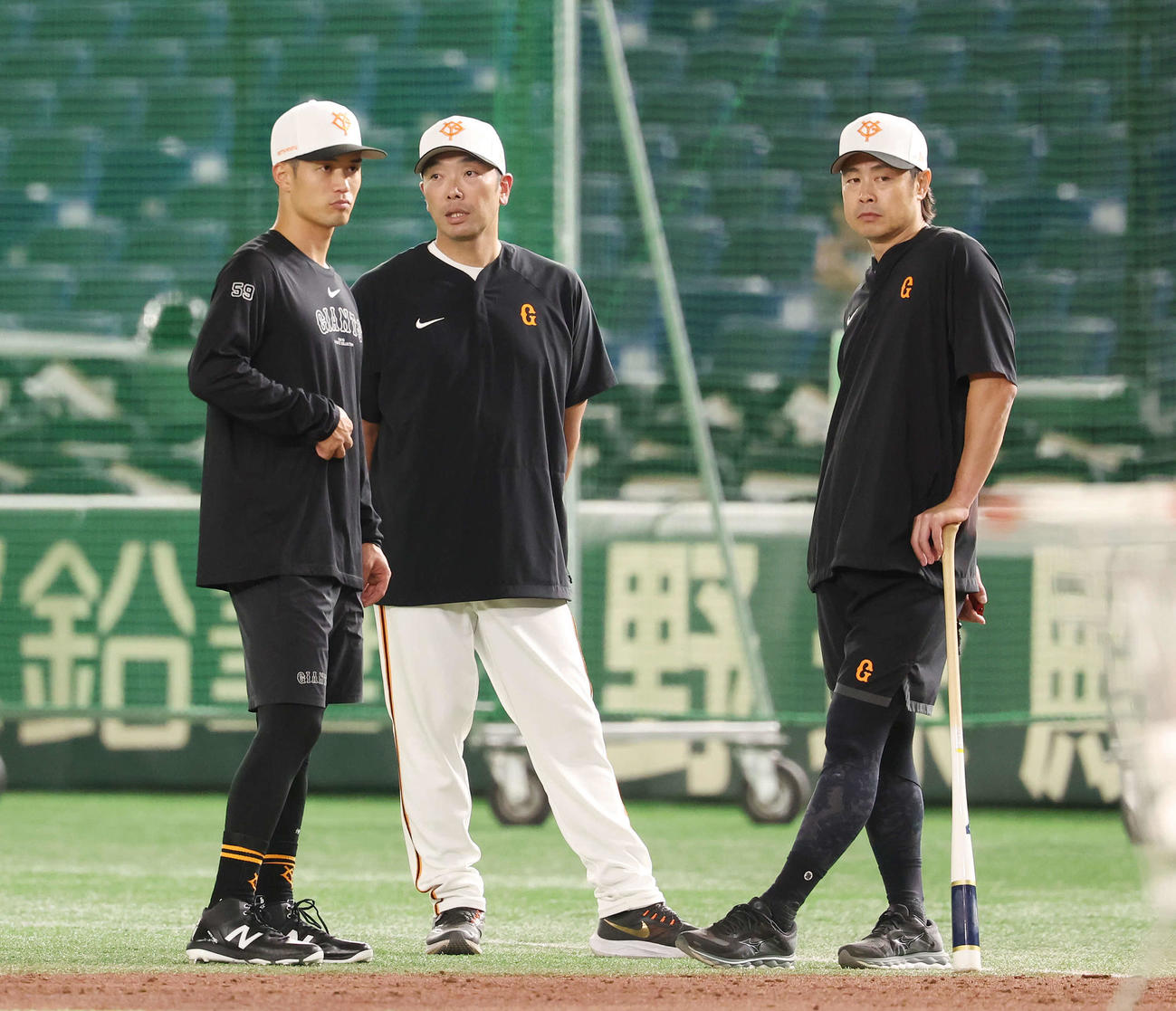 巨人対広島　試合前、言葉を交わす左から巨人若林、阿部監督、亀井外野守備走塁コーチ（撮影・宮地輝）