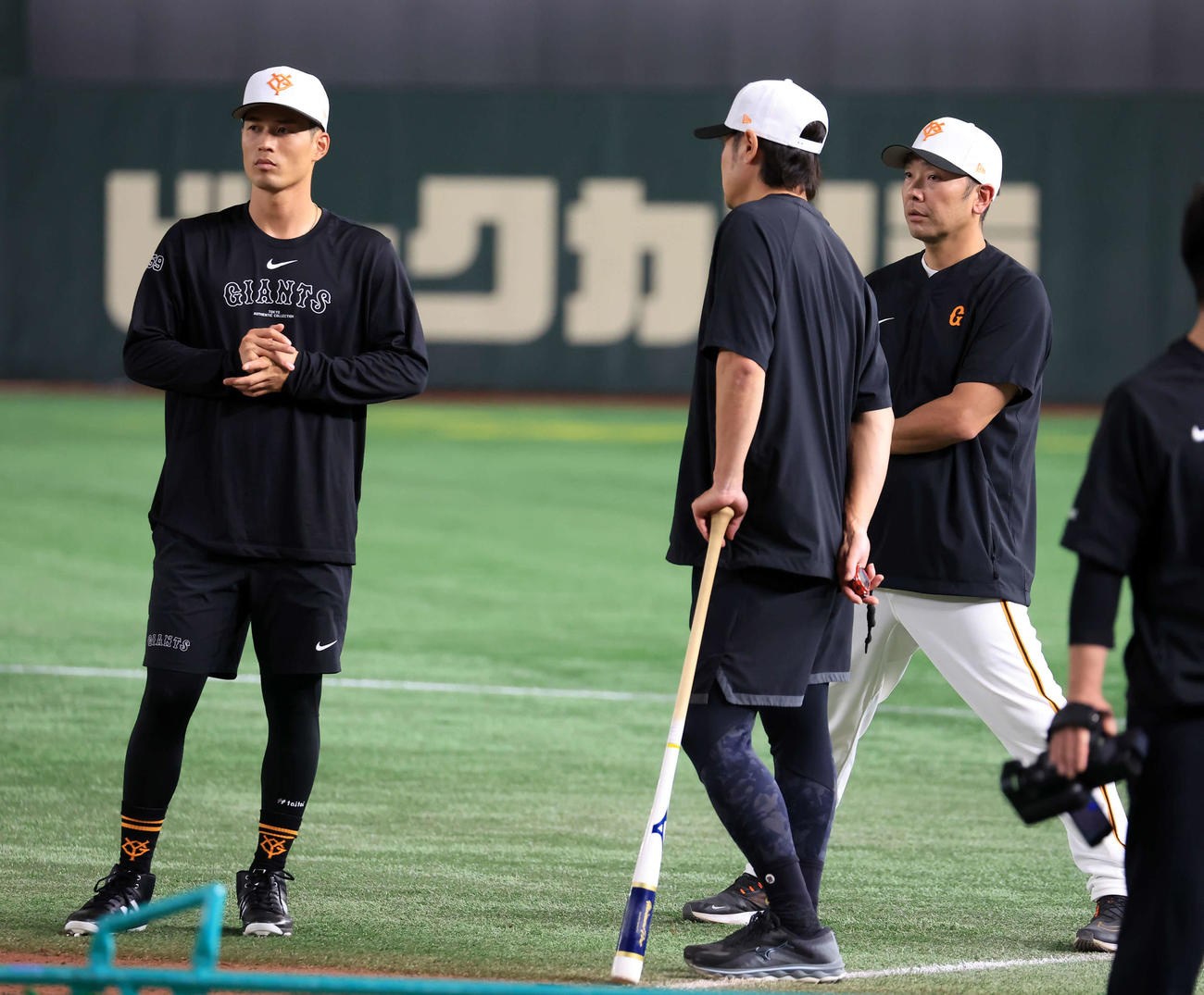 巨人対広島　1軍昇格した巨人若林（左）は阿部監督（右）と話し込む（撮影・浅見桂子）