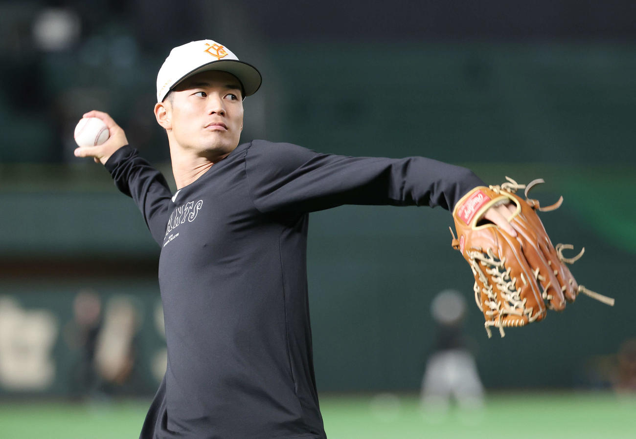 巨人対広島　試合前、キャッチボールする巨人若林（撮影・宮地輝）