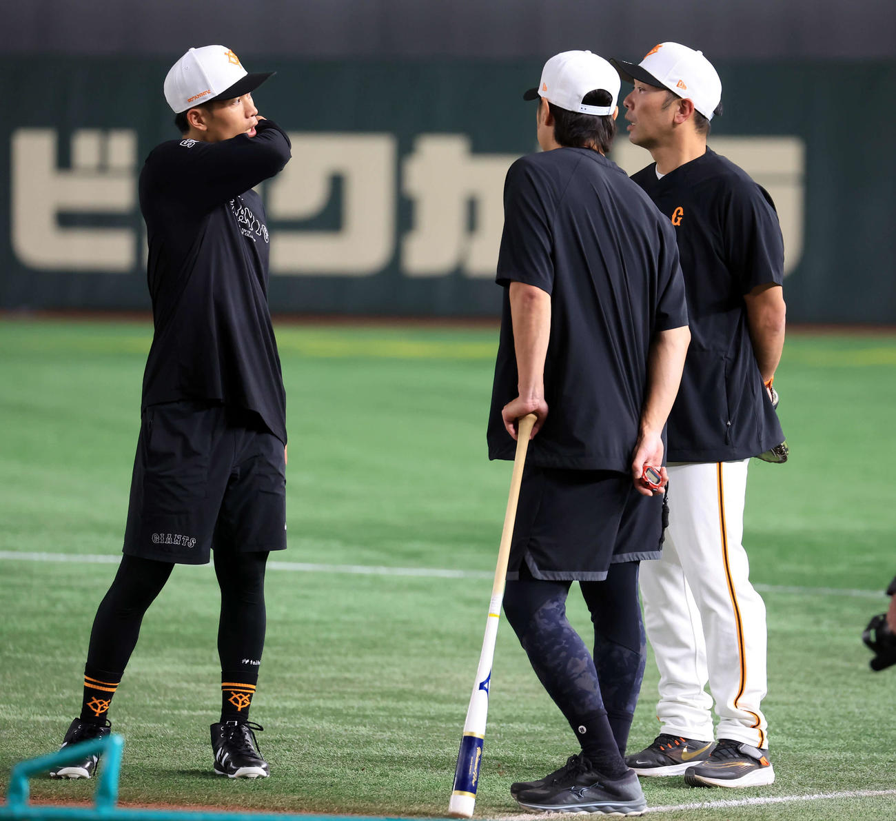 巨人対広島　1軍昇格した巨人若林（左）は阿部監督（右）と話し込む（撮影・浅見桂子）